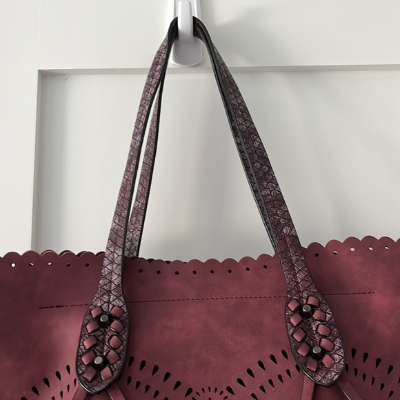 Beautifully designed bag with cut out in front. Comes with faux snakeskin pouch - Picture 3 of 7